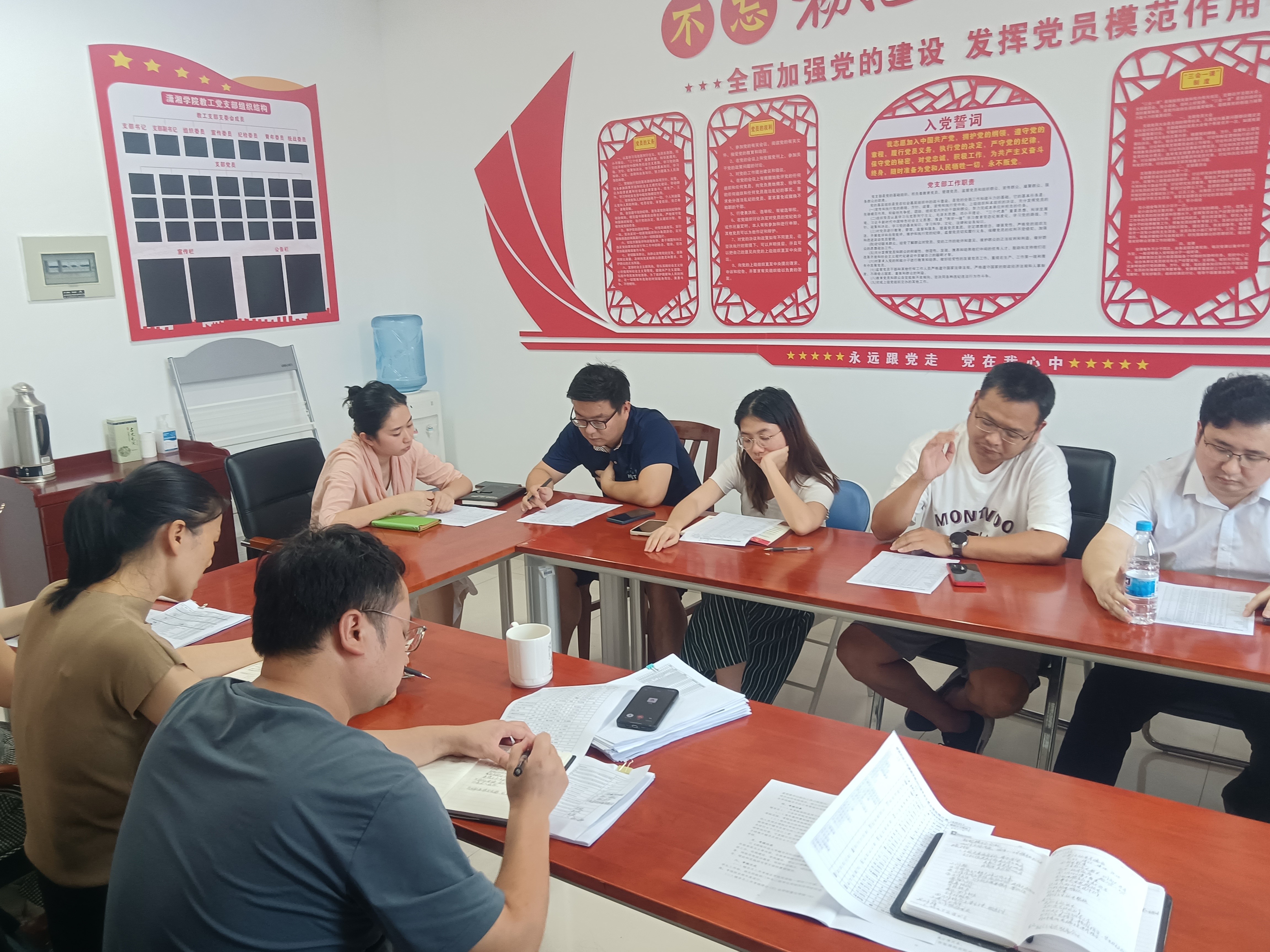 圖 輔導(dǎo)員會(huì)上討論交流.jpg